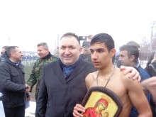 Десетокласник хвана Богоявленския кръст в Карлово