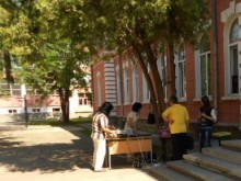 Майка нападна учителка в клас