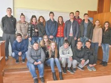 Ученици и съграждани събраха пари за лечението на учителка от Асеновград