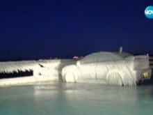 Времето превърна в ледена скулптура паркиран автомобил