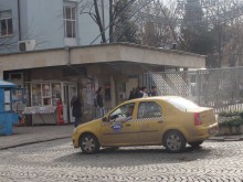 Нагли таксиметрови шофьори дебнат пред МУ Пловдив