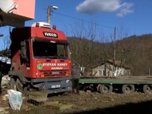 ТИР влетя в двор на къща