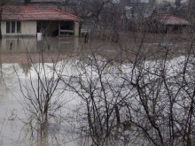 Бедствие в Смолян! Река Черна преля, къщи останаха под вода
