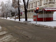 Пловдив под бяла пелена, валежите продължават и днес