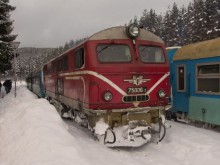 Влак замръзна на гара Мадара, композицията не мърда