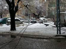 Опасно провиснали тролейбусни жици на ул. "Скопие"