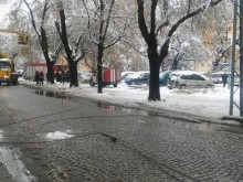 Ексклузивно: Отцепиха участък от ул. "Скопие" заради опасни жици!