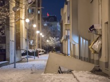 Ексклузивно: Голям въздуховод от Маркет център падна на улицата