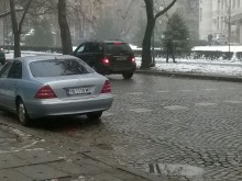 Супер: В насрещното, на пешеходна пътека и точно срещу полицията!