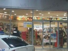 Джип влезе в магазин на бензиностанция в Сандански