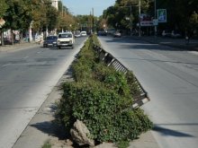 Бус превзе разделителна ограда на "Шести септември"