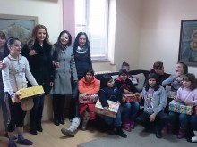 Деца от Комплекса за социални услуги получиха подаръци