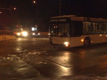 Автобус на градския транспорт катастрофира в Пловдив по тъмно 