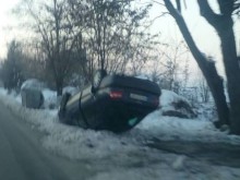 Втори ден преобърната в снега кола на "Пещерско" чака собственика си