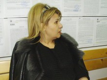 Жената с юмрук в лицето крепяла волана с колене заради GSM и цигарка!