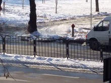 Вода шурна от противопожарен кран в Пловдив, възможно е заледяване!
