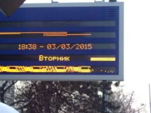 Новите електронни табла по спирките полудяха! Общината: Спокойно!