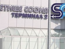 Самолет кацна извънредно на наше летище заради бой на борда