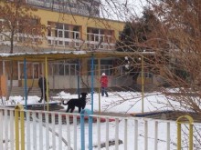 Куче плаши малчугани в детска градина в Пловдив, родител изля куршум