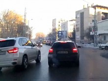 Изгледайте това видео! БМВ и "Мерцедес" са над закона в Пловдив!