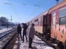 Пътници във влака Пловдив - София са блокирани на гара Стамболийски