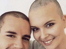 Футболист острига косата си, за да подкрепи болната си от рак приятелка