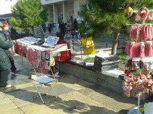 Откриха сезона на мартениците в Пловдив, търговците вече разпънаха сергии