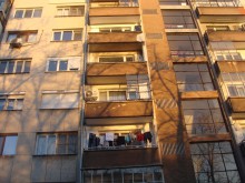Заложническа драма на бул. "Свобода"! Мъж държа майка си под ключ, сипе закани