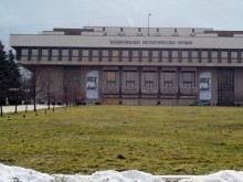 Деца и баби преписват Паисий и Славейков