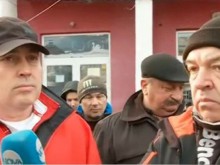 Протестиращи: Адвокатката на Евстатиев е дала пари, за да го изкарат болен