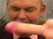 Замериха министър с член в лицето 