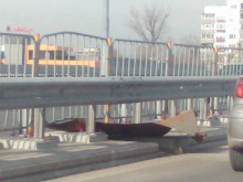 Дупки и ламарини по моста на "Васил Априлов"