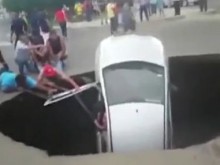 Семейство пропадна с автомобила си в гигантска дупка