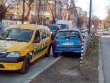 Млада шофьорка връхлетя в насрещното, отнесе такси и просещ инвалид