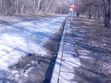 Огромна дупка на бул. "Шести септември" пука гуми