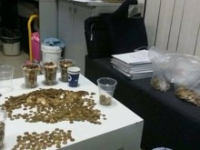 Мъж плати годишната си винетка с жълти стотинки, машина ги брои час