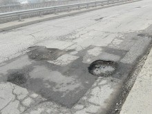 Огромни ями край Младежкия хълм тормозят шофьорите 