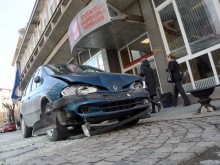 Шофьор с пловдивска кола помля 12 автомобила, крещейки "Аз съм Исус"