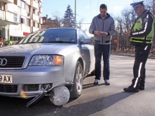 Бетонна топка се търкулна по стръмна улица, спря се в бронята на кола
