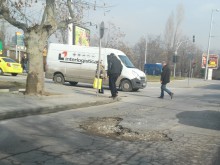 Запълват кратер край "Билла" до автогара "Родопи"