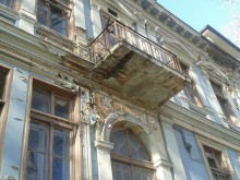 Опасна тераса дебне пловдивчани по "Иван Вазов" 