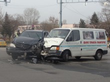 Потрошен джип, счупен бус и един ранен след поредната катастрофа в Пловдив
