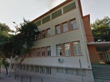 Баща влетя с юмруци в гимназия, счупи стол в главата на ученик!