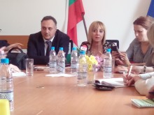 Мая: След домашната ракия ще обявят за вредна лютеницата и компотите