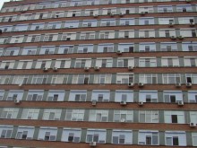 Камери заснели как самоубийцата прави неуспешни опити да отвори прозорците