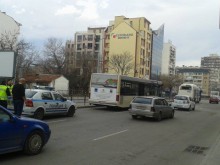 Кондукторка в автобус на градския транспорт пострада 