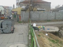 Боклуци плъзнаха по Източната порта, кофите за смет - празни 