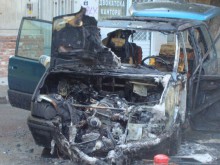 Автомобил пламна на улица в "Кючук Париж"