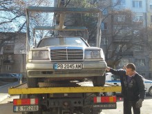 Вдигнаха "Мерцедес" и още 4 автомобила, същата съдба грози и други