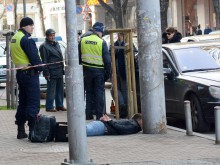Полицейска акция пред мол в София, има ранен полицай